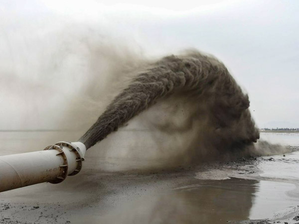 小型挖泥船如何清理河道淤泥